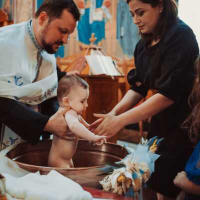 Botezul copilului in cristelnita bucuresti